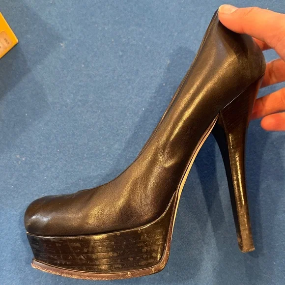 Fendi Black Leather Platform Pumps with Gold Logo Accent - Picture 8 of 8